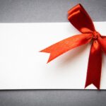 Presnetkort med röd rosett