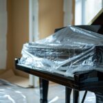 Ett piano täckt med plast i flytt