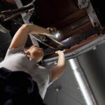 Bil underifrån på verkstad