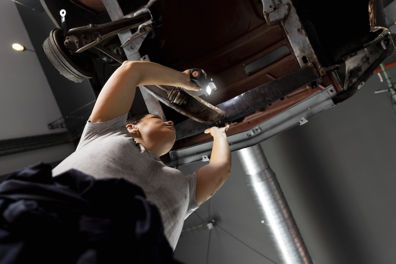 Bil underifrån på verkstad